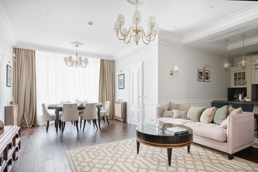 Imagen de salón para visitas abierto clásico renovado con paredes blancas, suelo de madera oscura y suelo marrón