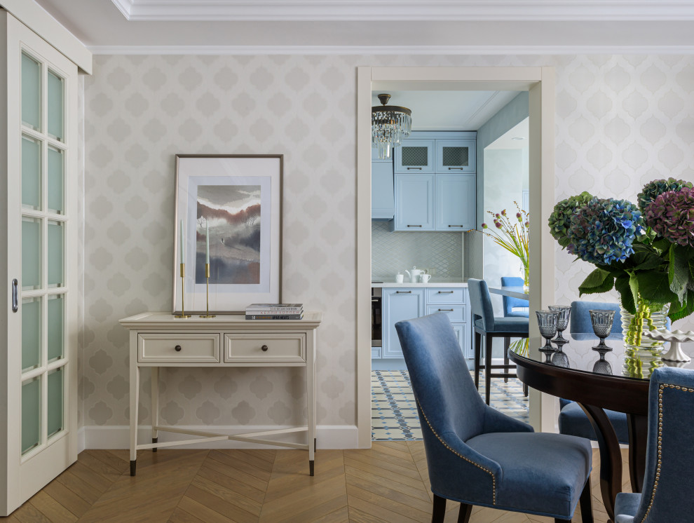 Imagen de salón clásico renovado pequeño con paredes blancas, suelo de madera en tonos medios y suelo beige
