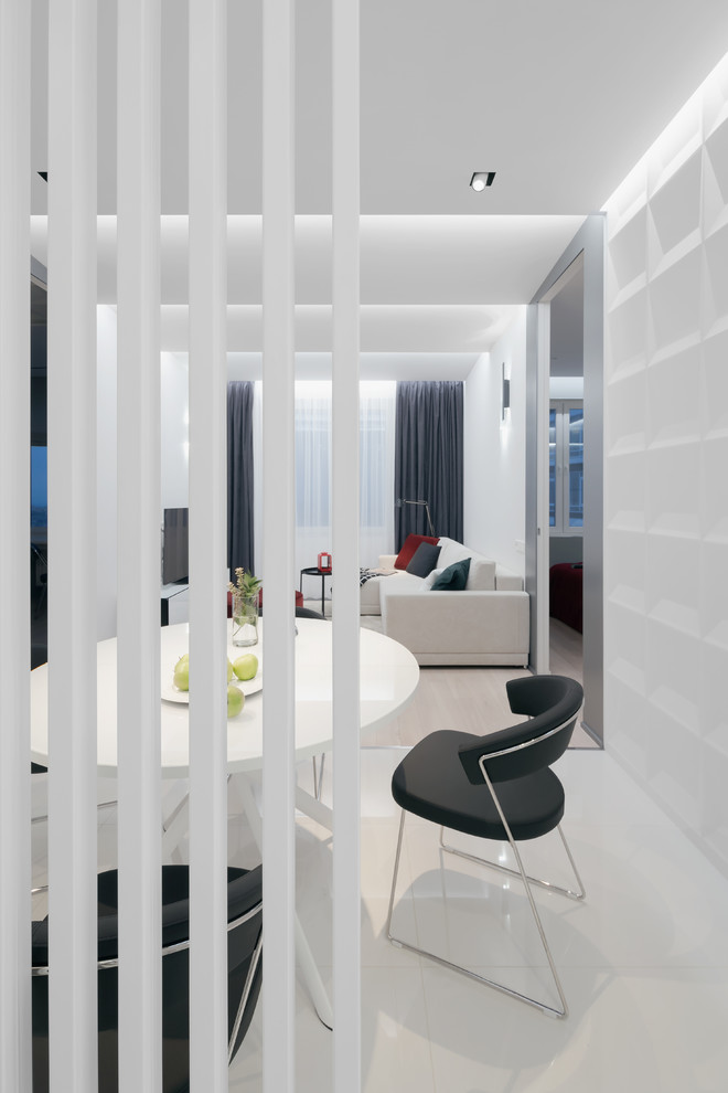 Стильный дизайн: изолированная, объединенная гостиная комната среднего размера в современном стиле с белыми стенами, полом из керамогранита и белым полом - последний тренд
