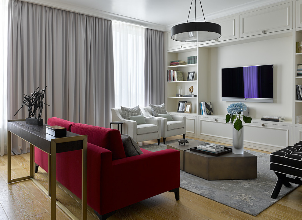 Стильный дизайн: парадная, открытая гостиная комната в современном стиле с белыми стенами, светлым паркетным полом, телевизором на стене и бордовым диваном - последний тренд