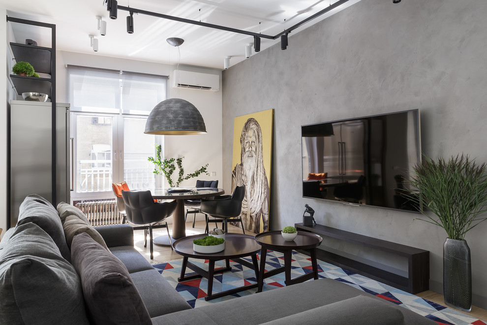 Immagine di un soggiorno design di medie dimensioni e chiuso con pareti grigie, TV a parete e pavimento beige
