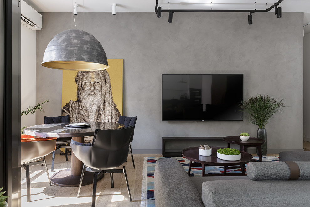 Immagine di un soggiorno design di medie dimensioni e chiuso con TV a parete e pavimento beige