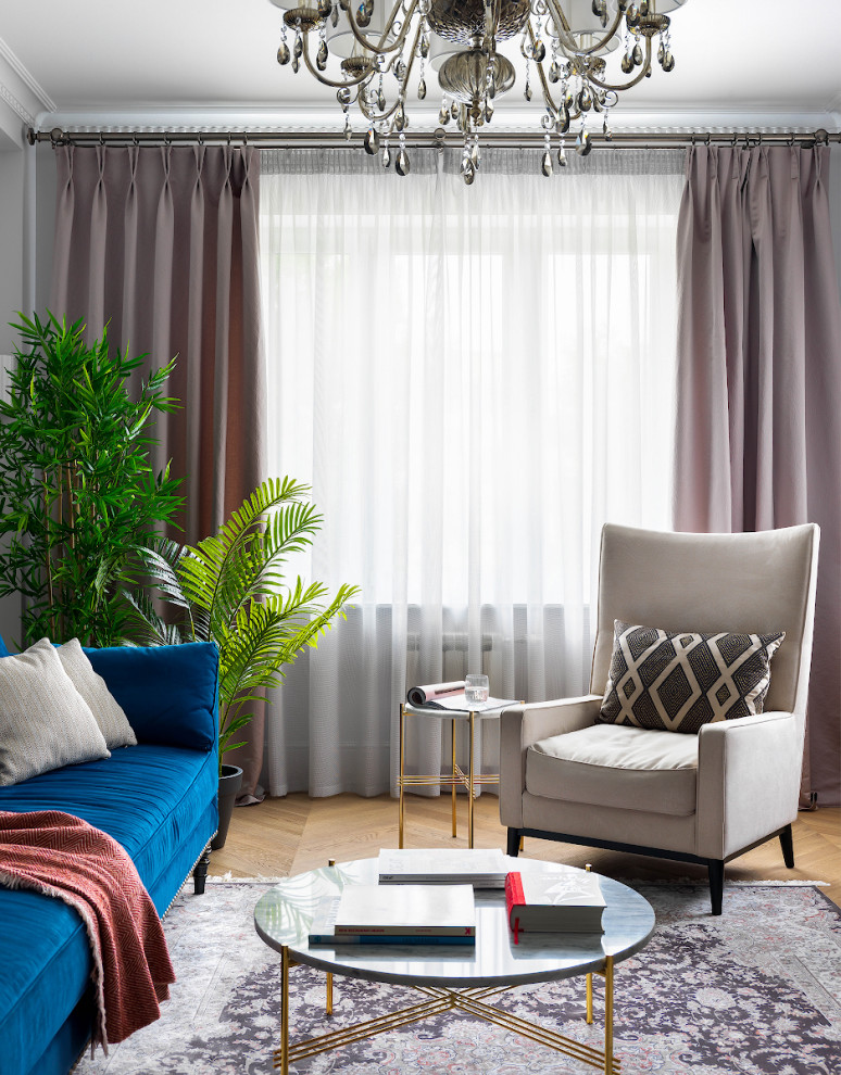 Eklektisches Wohnzimmer mit grauer Wandfarbe und hellem Holzboden in Moskau