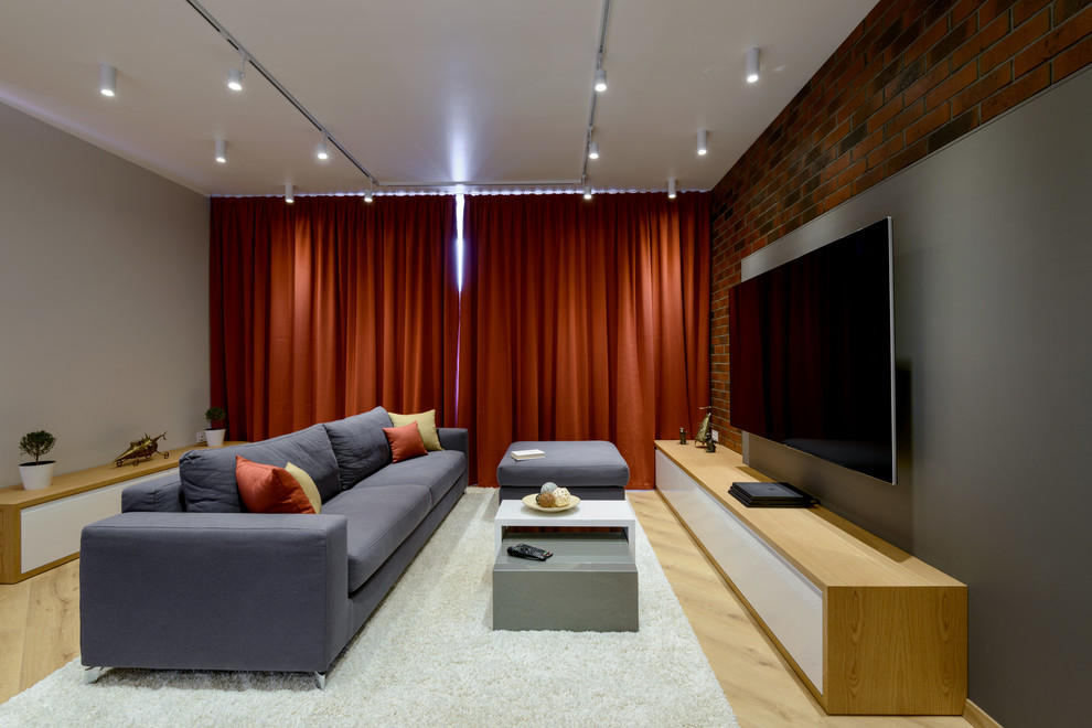 Свежая идея для дизайна: открытая гостиная комната в современном стиле с светлым паркетным полом и телевизором на стене - отличное фото интерьера