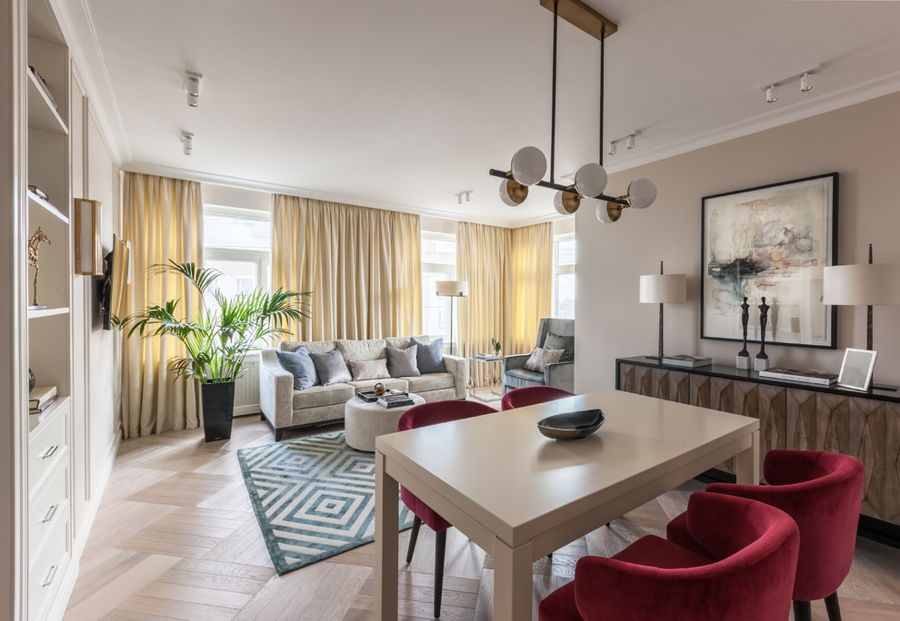 Foto di un soggiorno tradizionale aperto con sala formale, pareti beige, parquet chiaro, TV a parete e pavimento beige