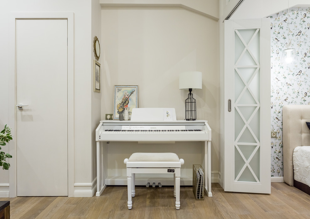 Foto de salón con rincón musical tradicional renovado pequeño con paredes blancas, suelo de madera clara y suelo beige