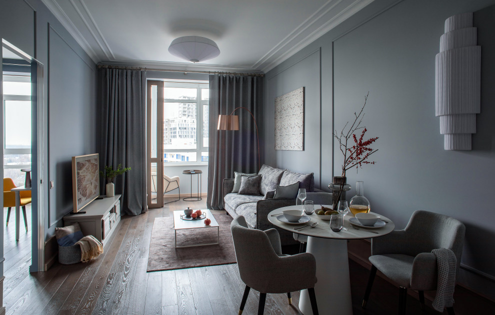 Свежая идея для дизайна: гостиная комната в современном стиле с серыми стенами и тюлем на окнах - отличное фото интерьера