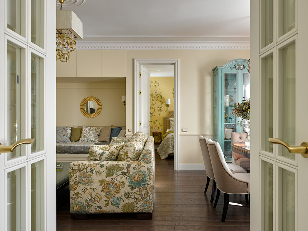 Стильный дизайн: гостиная комната в стиле неоклассика (современная классика) с тюлем на окнах - последний тренд