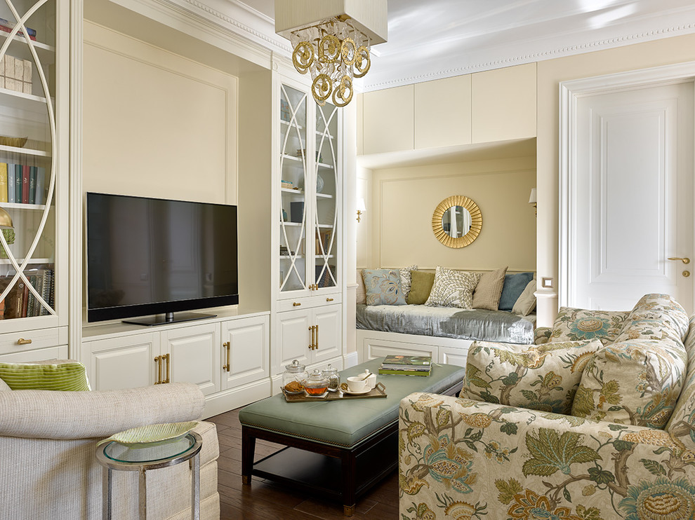 Klassisches Wohnzimmer mit beiger Wandfarbe, braunem Holzboden, braunem Boden und freistehendem TV in Moskau