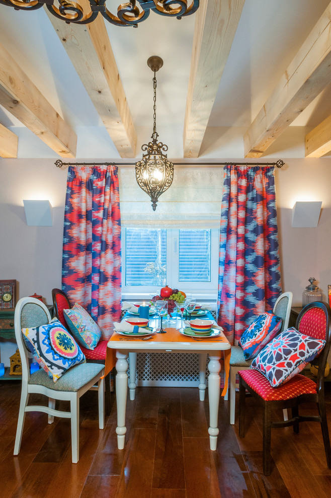 Источник вдохновения для домашнего уюта: изолированная гостиная комната среднего размера в восточном стиле с оранжевыми стенами, темным паркетным полом, горизонтальным камином, фасадом камина из штукатурки и разноцветным полом