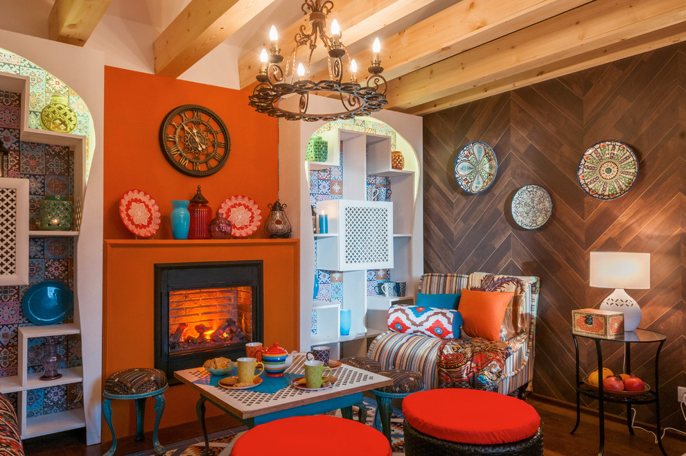 На фото: изолированная гостиная комната среднего размера в восточном стиле с оранжевыми стенами, темным паркетным полом, горизонтальным камином, фасадом камина из штукатурки и разноцветным полом с