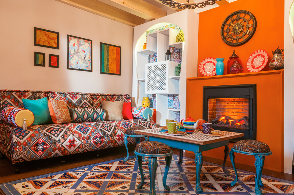 Идея дизайна: изолированная гостиная комната среднего размера в восточном стиле с оранжевыми стенами, темным паркетным полом, горизонтальным камином, фасадом камина из штукатурки и разноцветным полом