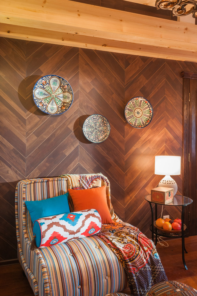 Exemple d'un salon tendance de taille moyenne et fermé avec un mur marron, parquet foncé, une cheminée ribbon, un manteau de cheminée en plâtre et un sol multicolore.