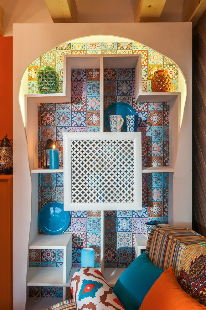 Idéer för små orientaliska separata vardagsrum, med ett bibliotek, beige väggar, klinkergolv i keramik, en bred öppen spis, en spiselkrans i gips och flerfärgat golv