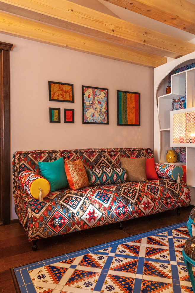 Bild på ett mellanstort orientaliskt separat vardagsrum, med orange väggar, mörkt trägolv, en bred öppen spis, en spiselkrans i gips och flerfärgat golv