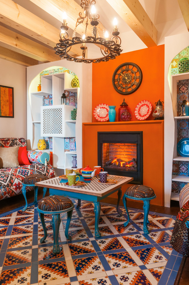 Réalisation d'un salon asiatique de taille moyenne et fermé avec un mur orange, parquet foncé, une cheminée ribbon, un manteau de cheminée en plâtre et un sol multicolore.