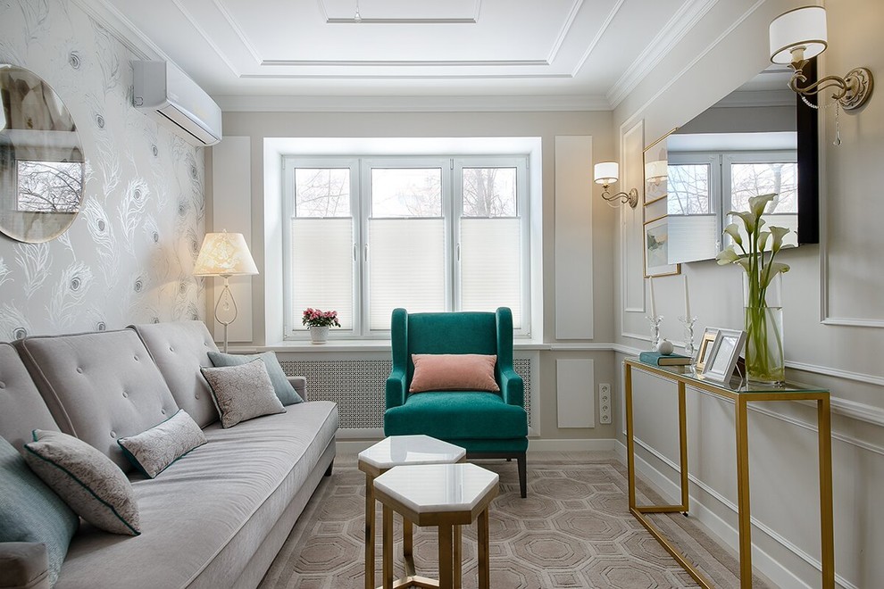 Imagen de sala de estar cerrada tradicional renovada de tamaño medio con moqueta, televisor colgado en la pared, suelo beige y paredes beige
