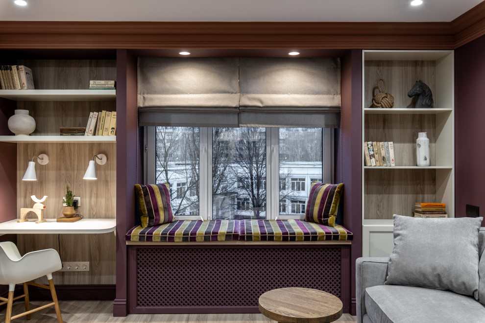 Стильный дизайн: гостиная комната в современном стиле с бежевым полом - последний тренд