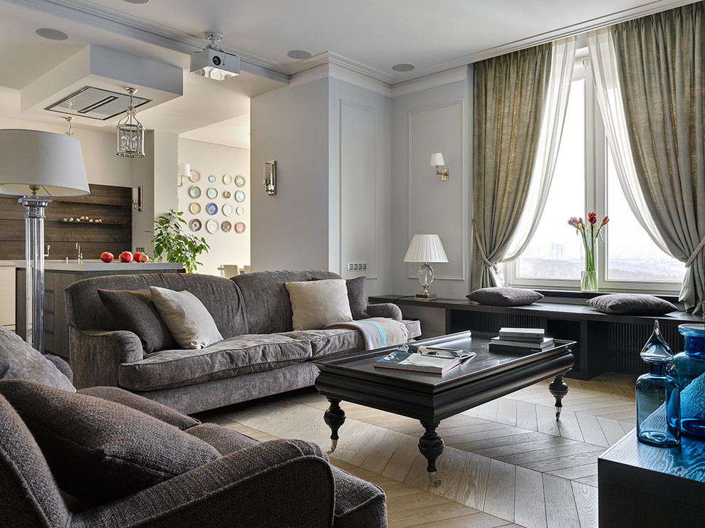 Mittelgroßes, Offenes Klassisches Wohnzimmer ohne Kamin mit grauer Wandfarbe, hellem Holzboden und TV-Wand in Moskau