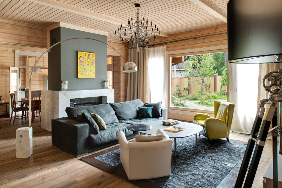 Стильный дизайн: гостиная комната в стиле неоклассика (современная классика) с серыми стенами, светлым паркетным полом и двусторонним камином - последний тренд