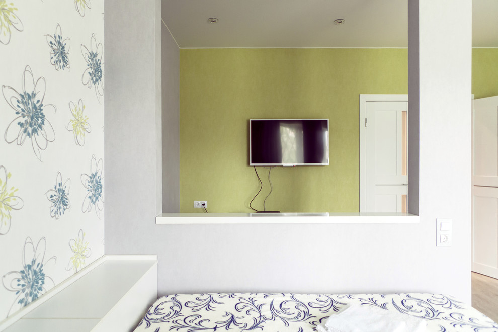 Идея дизайна: изолированная гостиная комната среднего размера в современном стиле с разноцветными стенами, полом из винила, телевизором на стене, серым полом и обоями на стенах без камина