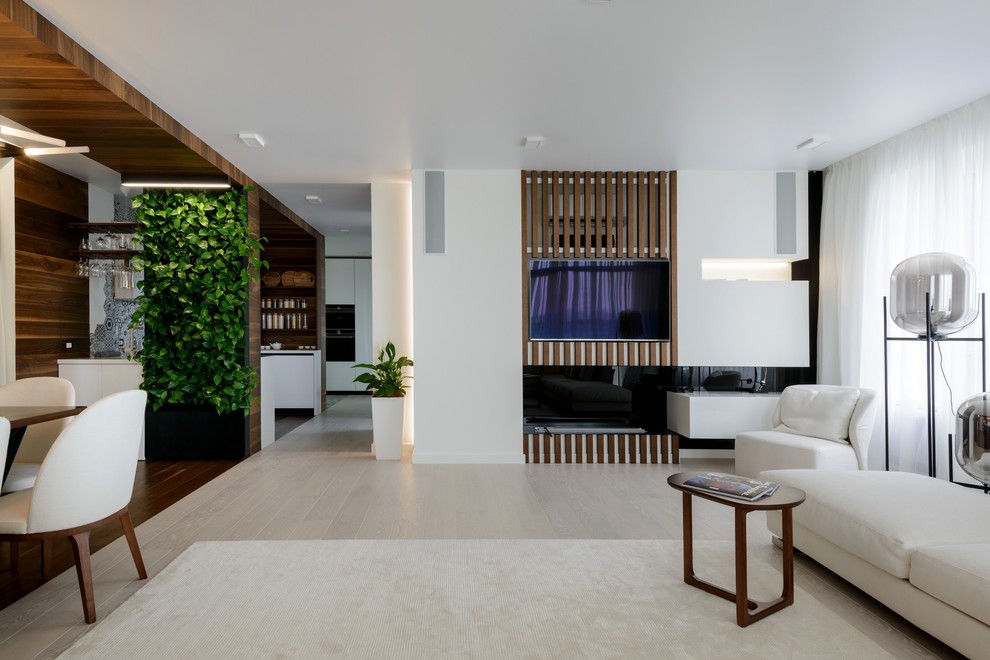 Immagine di un soggiorno design aperto con sala formale, pareti bianche, parquet chiaro, TV a parete, camino lineare Ribbon e pavimento beige