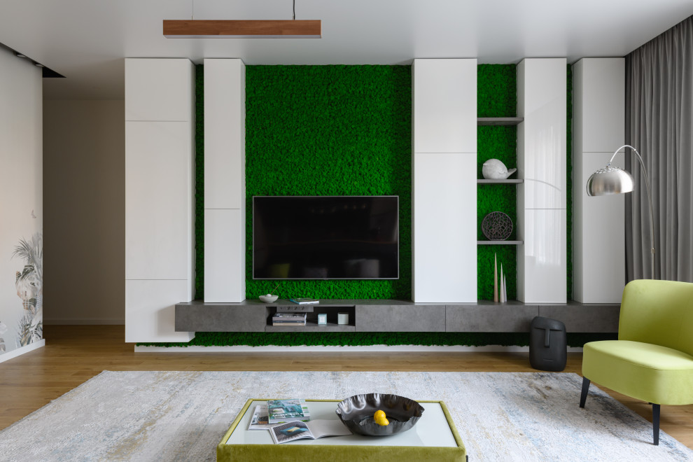 Großes, Offenes Modernes Wohnzimmer mit grüner Wandfarbe, Laminat, Gaskamin, TV-Wand und Tapetenwänden in Novosibirsk