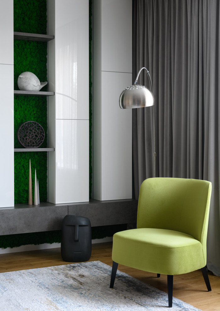 На фото: большая открытая гостиная комната в современном стиле с зелеными стенами, полом из ламината, горизонтальным камином, телевизором на стене и обоями на стенах