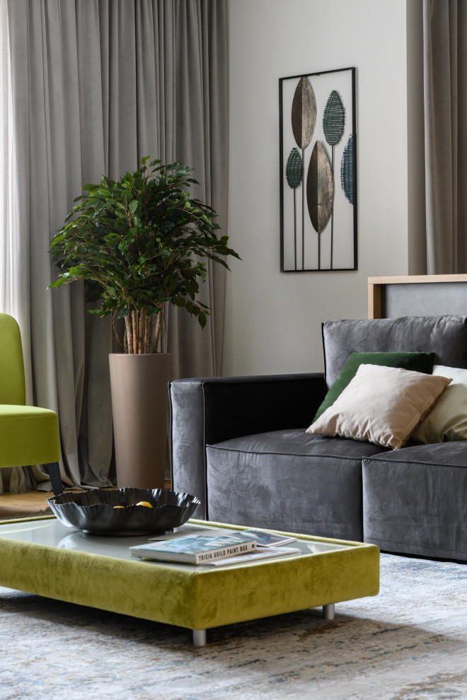 Стильный дизайн: большая открытая гостиная комната в современном стиле с зелеными стенами, полом из ламината, горизонтальным камином, телевизором на стене и обоями на стенах - последний тренд