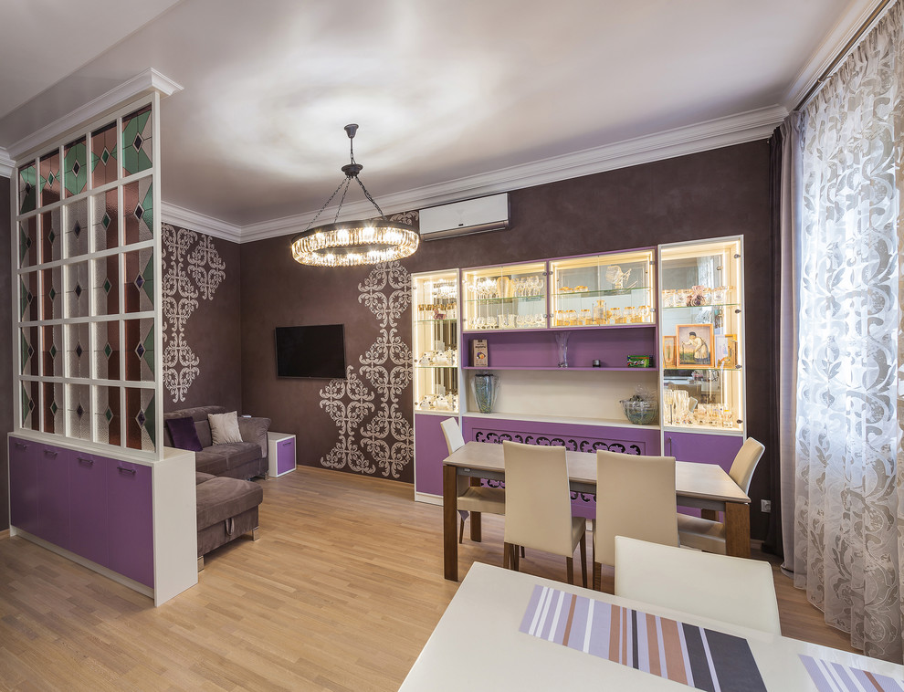 На фото: гостиная комната среднего размера в стиле фьюжн с фиолетовыми стенами, полом из ламината и бежевым полом с