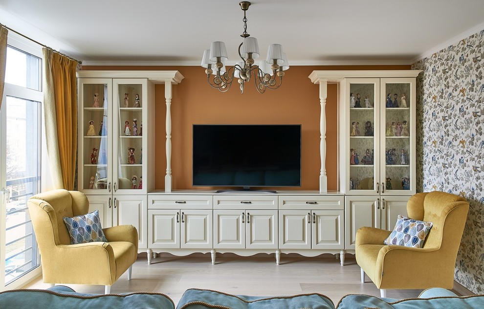 На фото: гостиная комната в стиле неоклассика (современная классика) с отдельно стоящим телевизором, бежевым полом, оранжевыми стенами и светлым паркетным полом