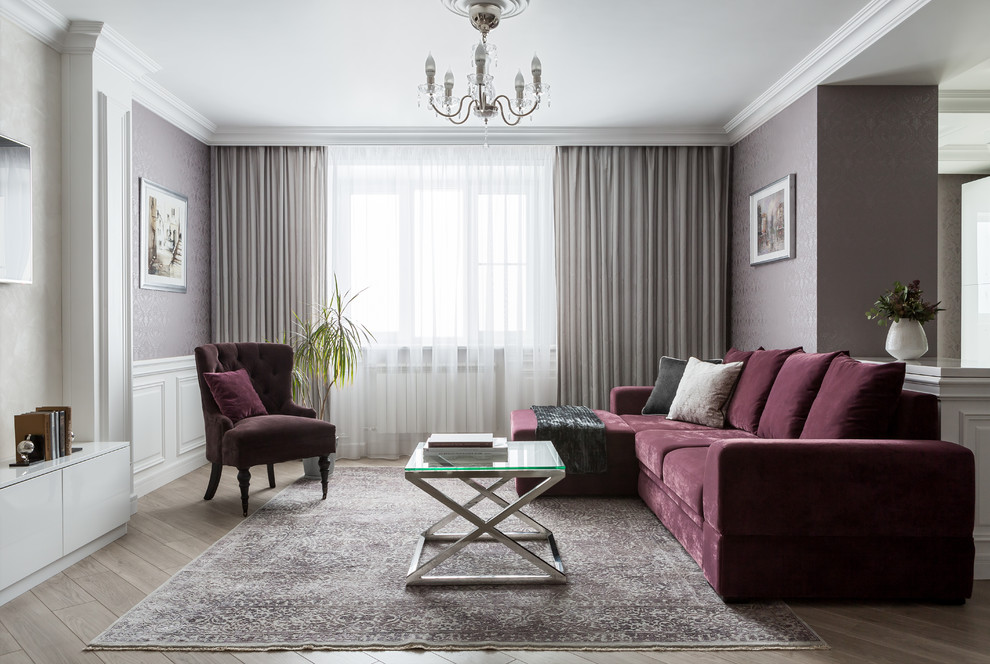 Esempio di un soggiorno chic con pareti viola, pavimento in legno massello medio e pavimento marrone