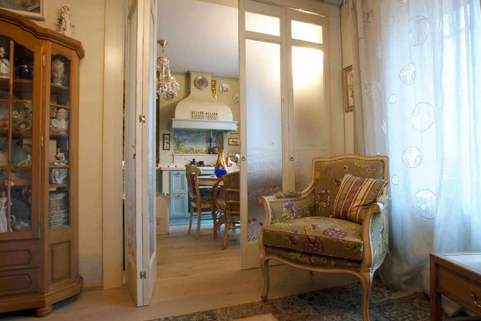 Inspiration för mellanstora retro vardagsrum, med beige väggar, mellanmörkt trägolv och beiget golv