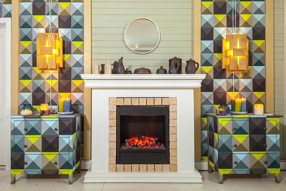 Свежая идея для дизайна: гостиная комната в стиле фьюжн с разноцветными стенами и стандартным камином - отличное фото интерьера