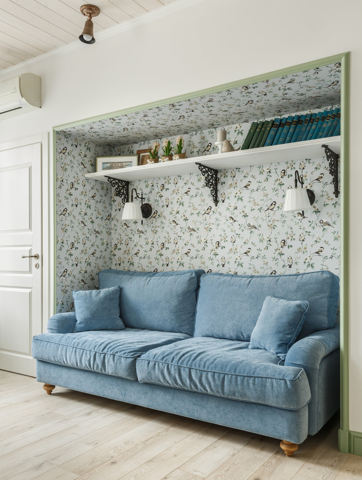 На фото: объединенная гостиная комната в скандинавском стиле с с книжными шкафами и полками, белыми стенами, светлым паркетным полом и бежевым полом с