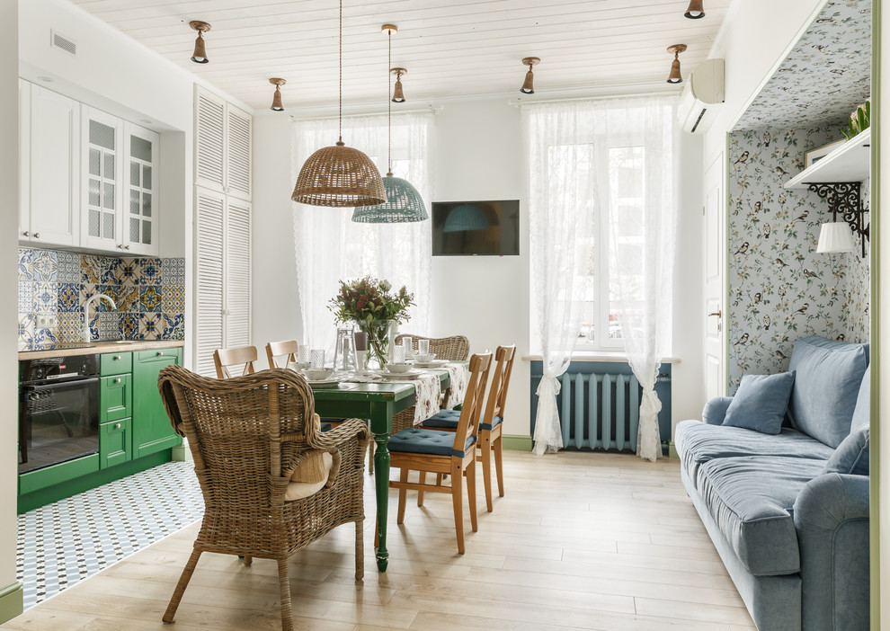 На фото: открытая, объединенная гостиная комната в скандинавском стиле с белыми стенами, светлым паркетным полом и бежевым полом