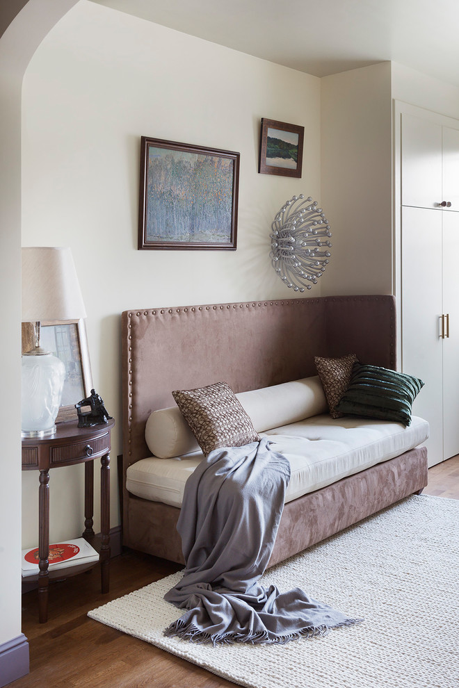 Imagen de salón abierto tradicional renovado pequeño con suelo de madera en tonos medios, suelo marrón y paredes blancas