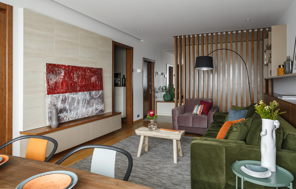Foto di un soggiorno contemporaneo chiuso con sala formale, pareti bianche, pavimento in legno massello medio e pavimento marrone