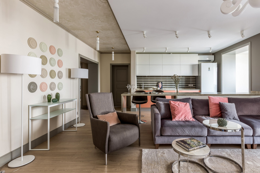 Стильный дизайн: открытая гостиная комната в современном стиле с белыми стенами, паркетным полом среднего тона, коричневым полом и потолком с обоями - последний тренд