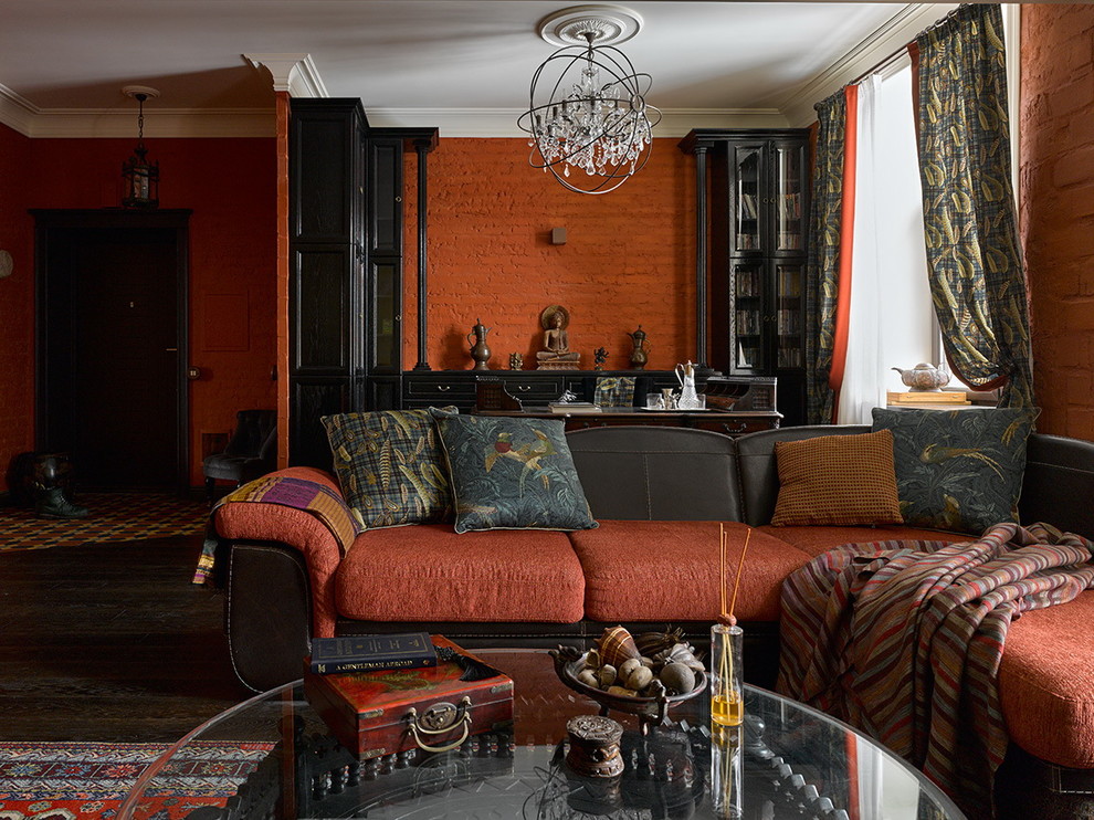 Стильный дизайн: большая парадная гостиная комната в стиле фьюжн с красными стенами и темным паркетным полом без камина - последний тренд