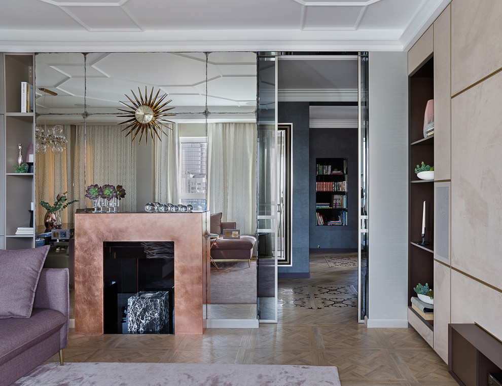На фото: гостиная комната среднего размера в современном стиле с серыми стенами, паркетным полом среднего тона, стандартным камином и бежевым полом