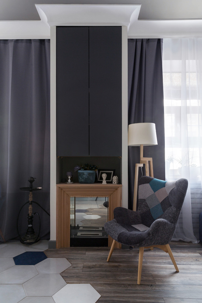 Foto de salón para visitas contemporáneo, sin televisor, con paredes azules, suelo laminado y suelo marrón