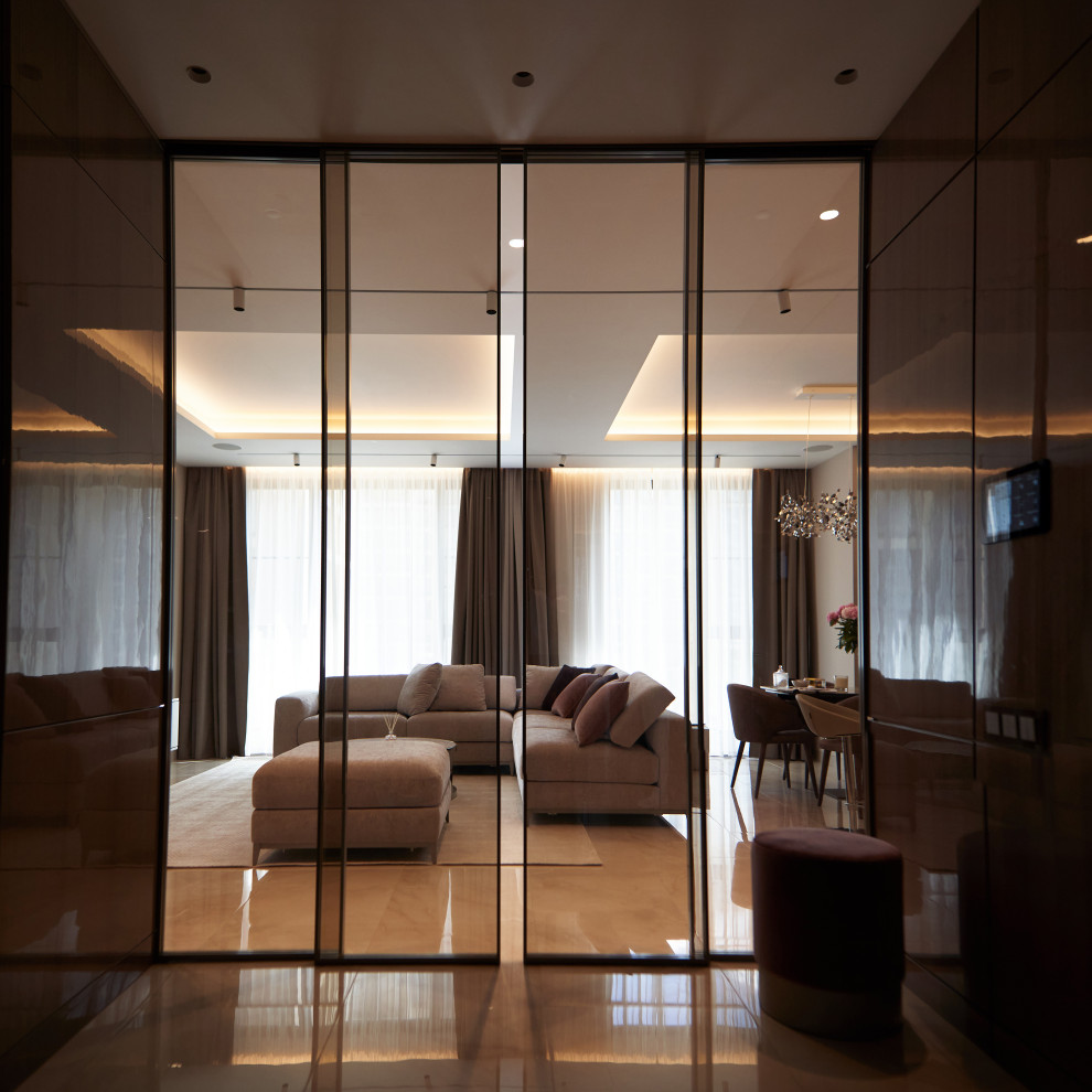 На фото: гостиная комната в современном стиле с тюлем на окнах