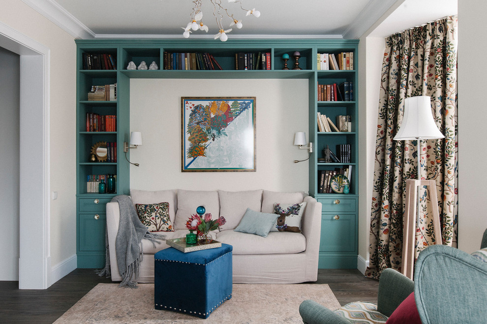 Modelo de sala de estar con biblioteca cerrada clásica con paredes beige, suelo de madera oscura y suelo marrón