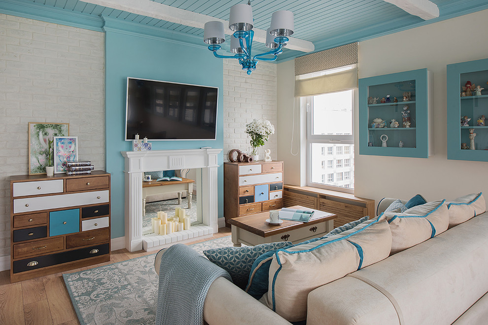 Идея дизайна: изолированная гостиная комната в морском стиле с белыми стенами, паркетным полом среднего тона, телевизором на стене и коричневым полом