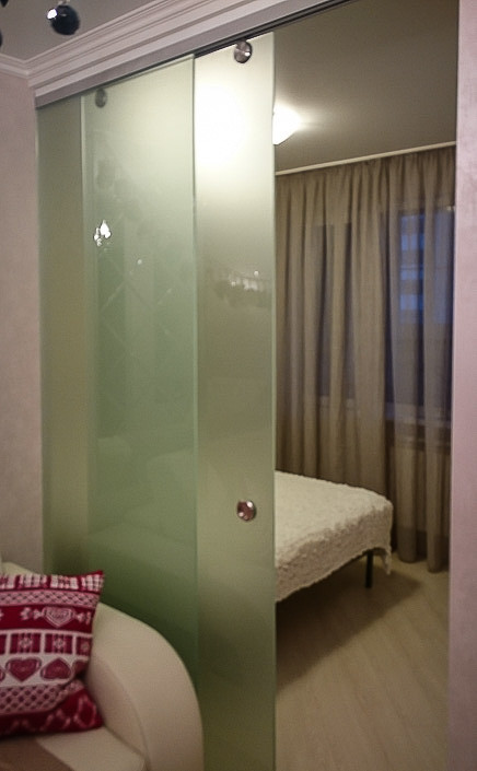 Стильный дизайн: изолированная гостиная комната среднего размера в классическом стиле с бежевыми стенами и светлым паркетным полом - последний тренд