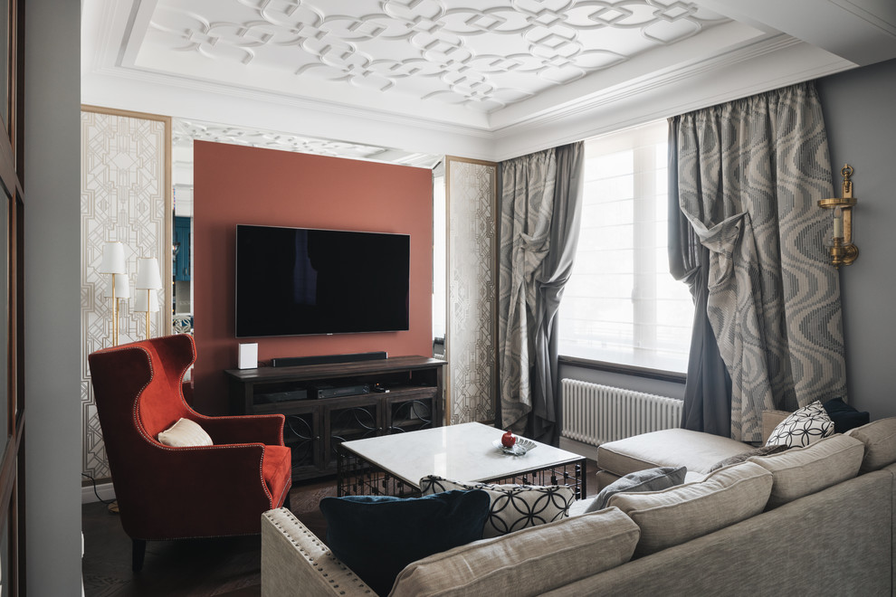 Imagen de salón para visitas abierto clásico renovado de tamaño medio con paredes grises, televisor colgado en la pared y suelo de madera en tonos medios