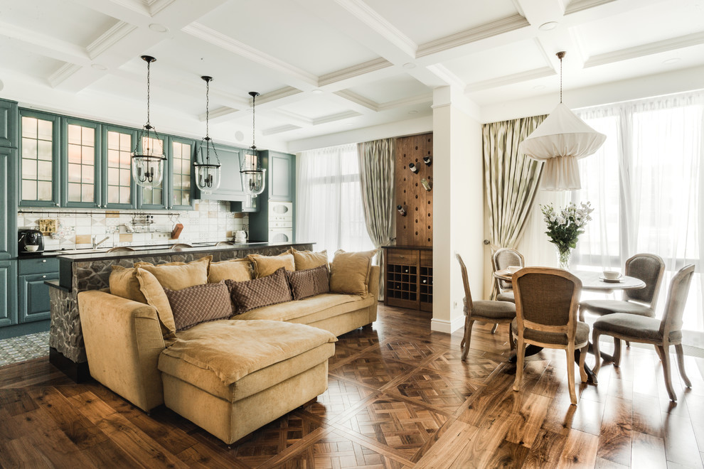 Esempio di un grande soggiorno tradizionale aperto con pavimento in legno massello medio e pareti bianche