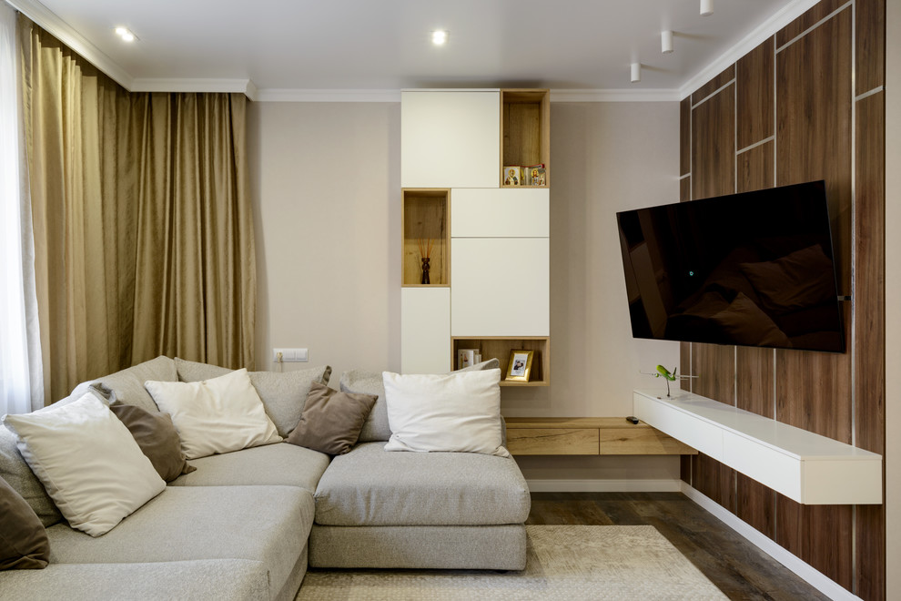 Стильный дизайн: большая открытая гостиная комната в современном стиле с бежевыми стенами, полом из винила, телевизором на стене и коричневым полом - последний тренд