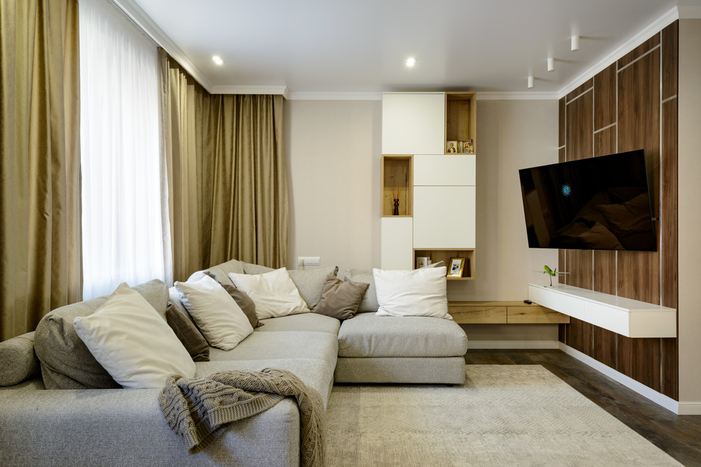 Aménagement d'un grand salon contemporain ouvert avec un mur beige, un sol en vinyl, un téléviseur fixé au mur et un sol marron.